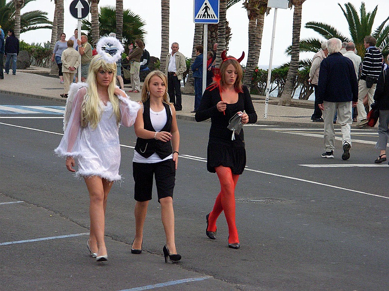 Lanzarote031.jpg - Ängel och Djävel...vilken väljer hon??
