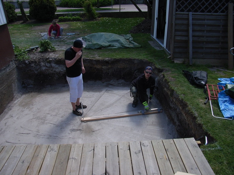 pool015.JPG - På söndagen kom Boris och Fredde för att hjälpa till lite. Fredde fixade till bottenplatten och Boris tittade på :-)Nåja...de grävde varsitt plintahål oxå :-D